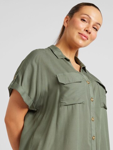 Chemisier 'VMCBUMPY' Vero Moda Curve en vert