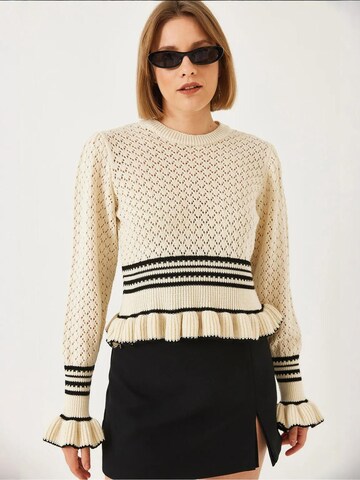 Bianco Lucci Sweater in Beige: front