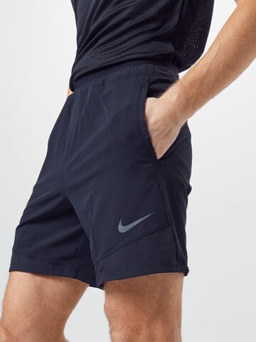 NIKE Regular Sportshorts in Schwarz