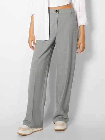 Wide Leg Pantalon à plis Bershka en gris : devant