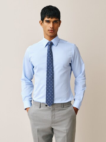 Next Regular Fit Set: Hemd und Krawatte in Blau: Vorderseite