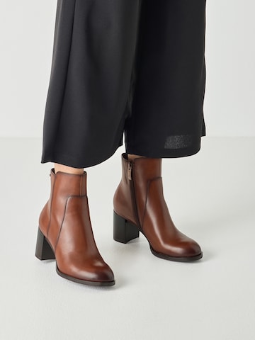 Tamaris Ankelboots i brun: framsida