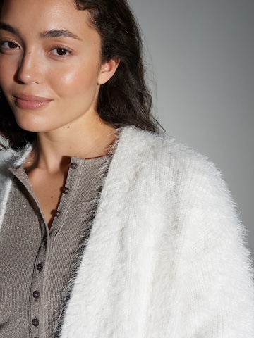 OPUS Kardigan 'Deder' – bílá