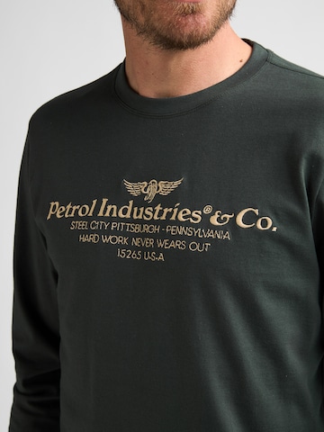 Tricou de la Petrol Industries pe verde