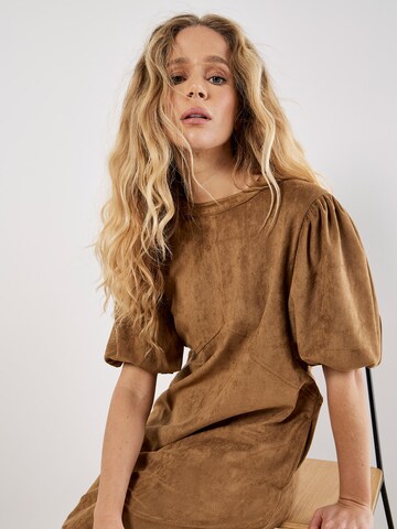 Apricot Jurk ' ' in Bruin