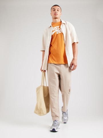 Coupe regular T-Shirt 'Swoosh' Nike Sportswear en orange