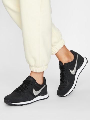 Nike Sportswear Matalavartiset tennarit 'W INTERNATIONALIST' värissä musta: edessä