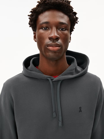 Sweat-shirt ARMEDANGELS en gris