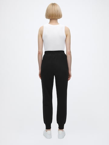 KARL LAGERFELD JEANS Tapered Byxa i svart