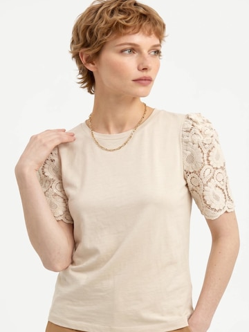Alexa Dash Blouse in Beige: voorkant