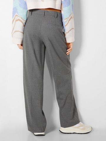 Bershka Regular Pleat-front trousers in Grey