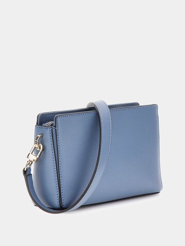GUESS Umhängetasche 'Nastra' in Blau