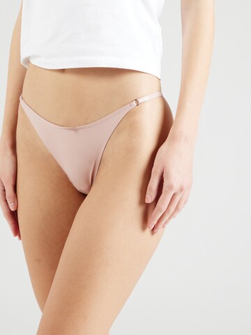 Regular String Calvin Klein Underwear en rose : devant