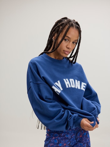 Hey Honey Sweatshirt 'Logo' in Blau: Vorderseite