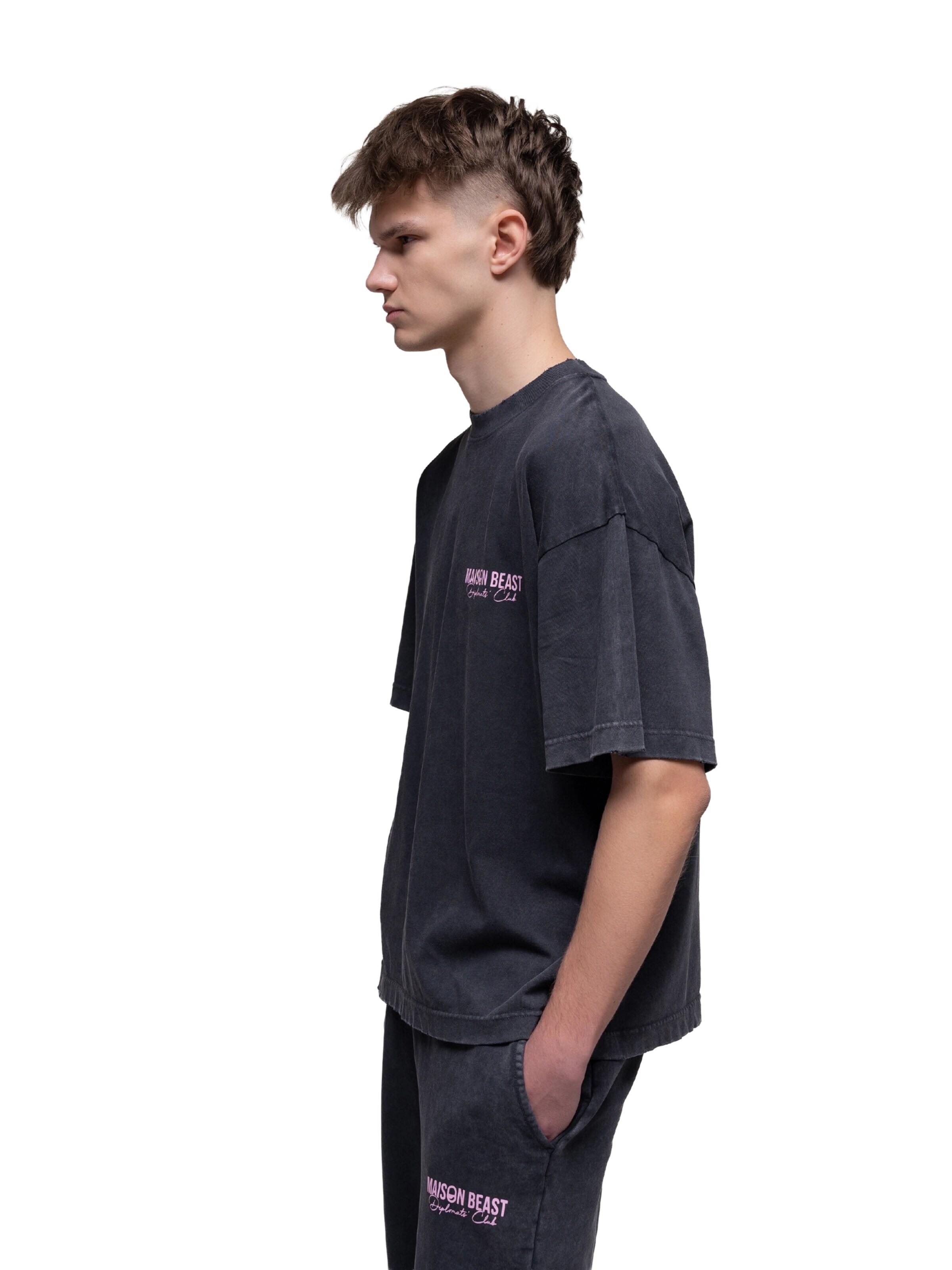 Maison Beast T-shirt 'DIPLOMATS' i grå