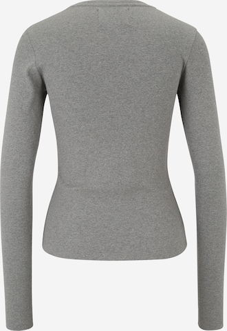 ABOUT YOU REBIRTH STUDIOS Shirts 'Essential' i grå