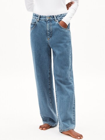 ARMEDANGELS Loosefit Jeans 'HAAYI' in Blauw: voorkant