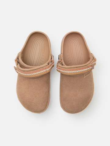 Clogs di Crocs in marrone