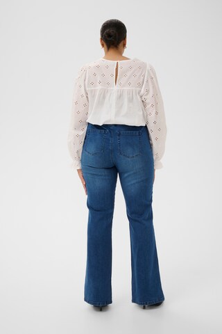KAFFE CURVE Flared Jeans 'Laurina' i blå