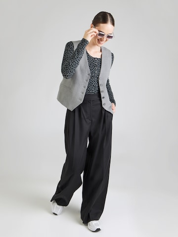PIECES - Camiseta 'PCKITTY' en gris