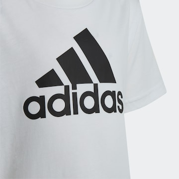 ADIDAS SPORTSWEAR - Camiseta funcional 'Essentials Logo' en blanco