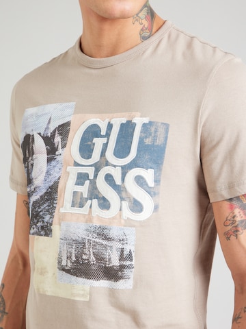 GUESS - Camiseta 'SAIL BOAT' en gris