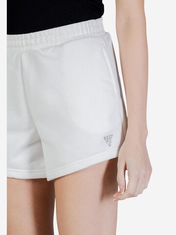 Wide leg Pantaloni 'SILVY SHORTS V6GD14 K3090' di GUESS in bianco