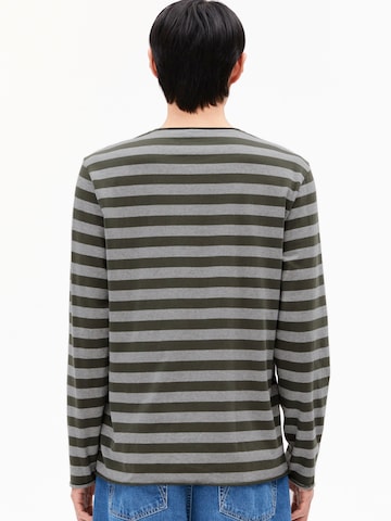 Maglietta 'MAARKOS' di ARMEDANGELS in grigio