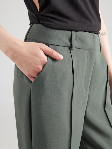 Tapered Pantaloni con piega frontale 'Elsa' di ABOUT YOU in verde