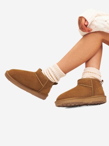 Dream Pairs Boots in Brown