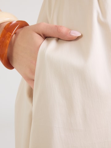 Robe d’été COMMA en gris