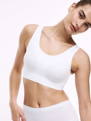 Top sportivo di Marks & Spencer in bianco