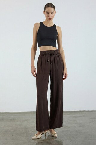 Wide Leg Pantalon Trendyol en marron