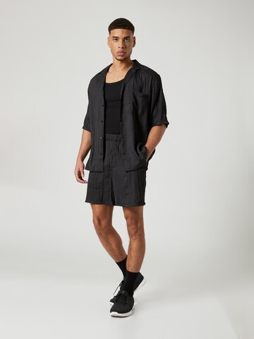 Sinned x ABOUT YOU - regular Pantalón 'Sebastian' en negro