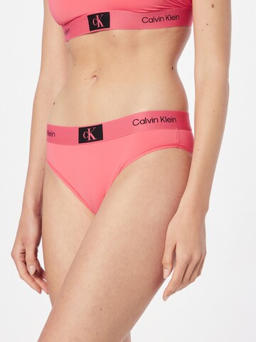 Calvin Klein Underwear قميص نسائي تحتي بلون زهري: الأمام