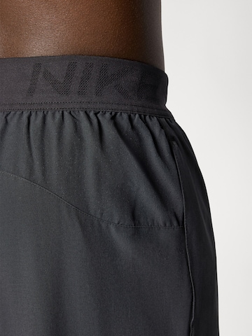 NIKE Alt kitsenev Spordipüksid 'Pro', värv must