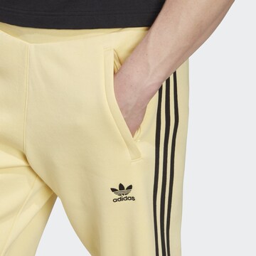 ADIDAS ORIGINALS Slimfit Spodnie 'Adicolor Classics' w kolorze żółty