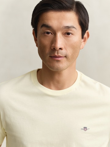 Tricou de la GANT pe galben