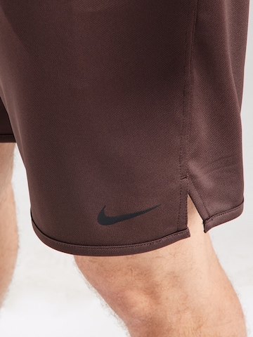 regular Pantaloni sportivi di NIKE in marrone