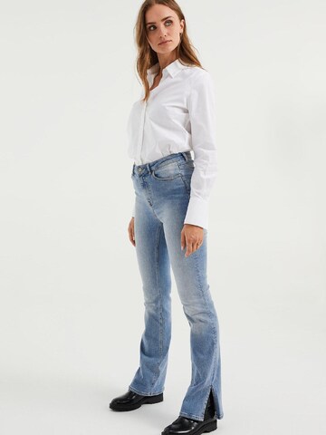 WE Fashion Flared Jeans in Blau