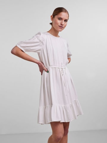 PIECES Letní šaty 'Viol' – bílá: přední strana