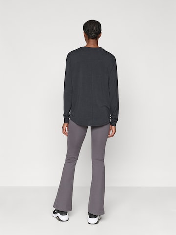 NIKE Расклешенный Спортивные штаны 'ONE' в Серый