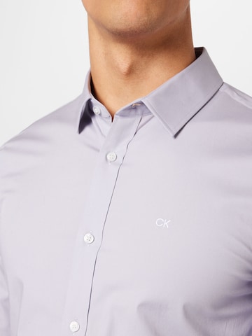 Calvin Klein Přiléhavý střih Košile – šedá
