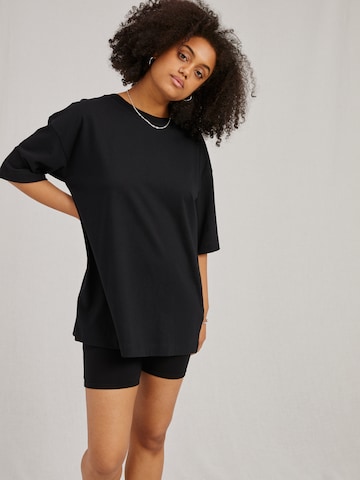 A LOT LESS - Camiseta 'Dakota' en negro: frente