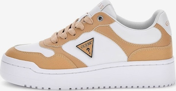 Baskets basses 'Miram' GUESS en beige : devant