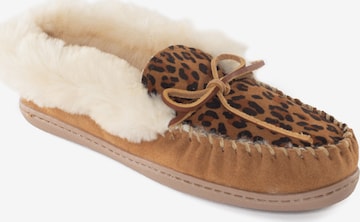 Minnetonka Slipper in Brown