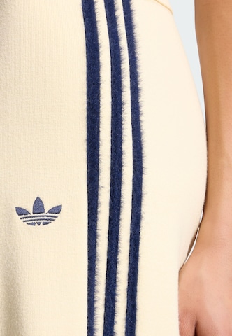 ADIDAS ORIGINALS - Loosefit Calças 'Firebird' em amarelo