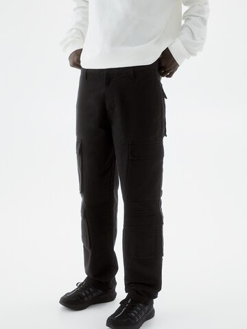 Pull&Bearregular Cargo hlače - crna boja: prednji dio