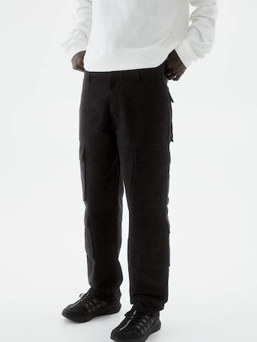 Pull&Bear Regularen Kargo hlače | črna barva: sprednja stran