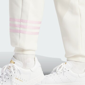 ADIDAS ORIGINALS Дънки Tapered Leg Панталон в бяло